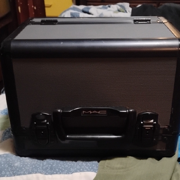 MAC Cosmetics Black and Gray Beauty Case - Picture 1 of 4